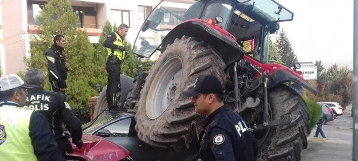 Τούρκος προσπάθησε να μπουκάρει στην πρεσβεία του Ισραήλ με… τρακτέρ (βίντεο)